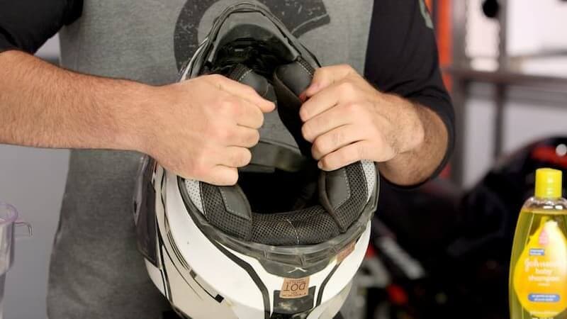 vệ sinh đồ bảo hộ moto