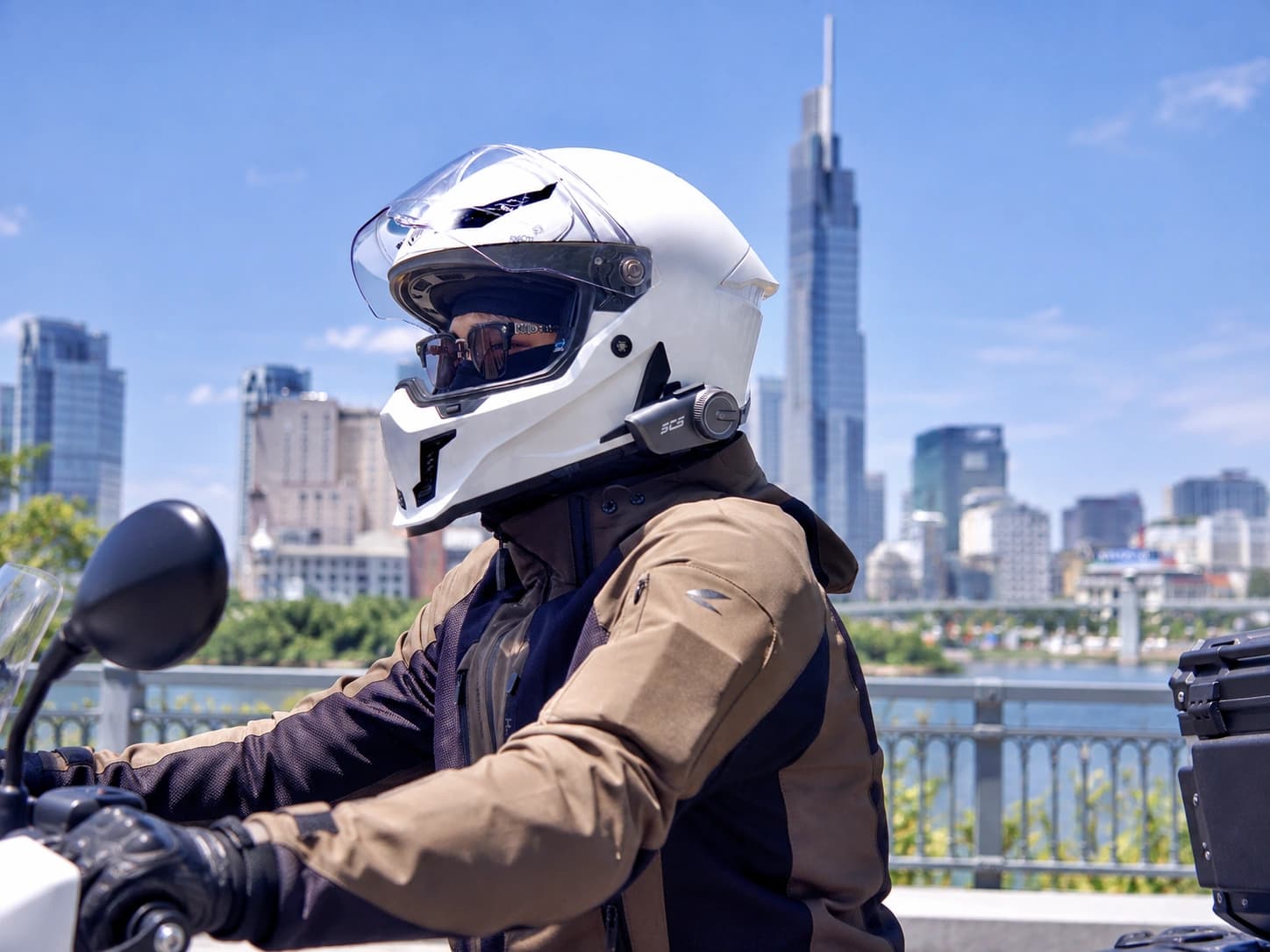 Vietnamese voice prompt and the rear bike catching up.