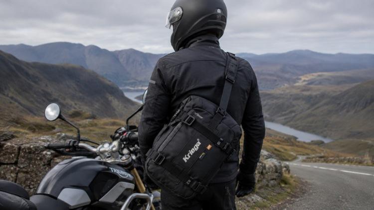 Biker đeo túi Kriega màu đen khi dừng xe trên cung đường núi