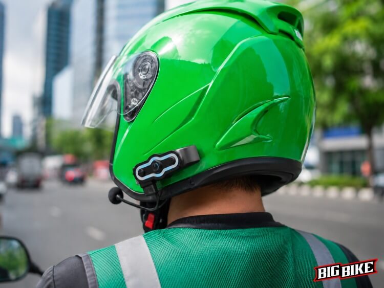 nguoi-doi-mu-bao-hiem-xanh-gan-tai-nghe-bluetooth-scs-s7x-tren-duong-pho nguoi-doi-mu-bao-hiem-xanh-gan-tai-nghe-bluetooth-scs-s7x-tren-duong-pho