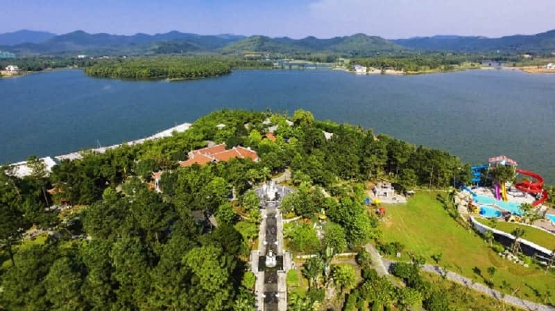 Hồ Đại Lải tại chân núi Tam Đảo