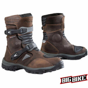 Giày đi phượt chống nước là gì? Vì sao nên chọn giày ADV Forma?