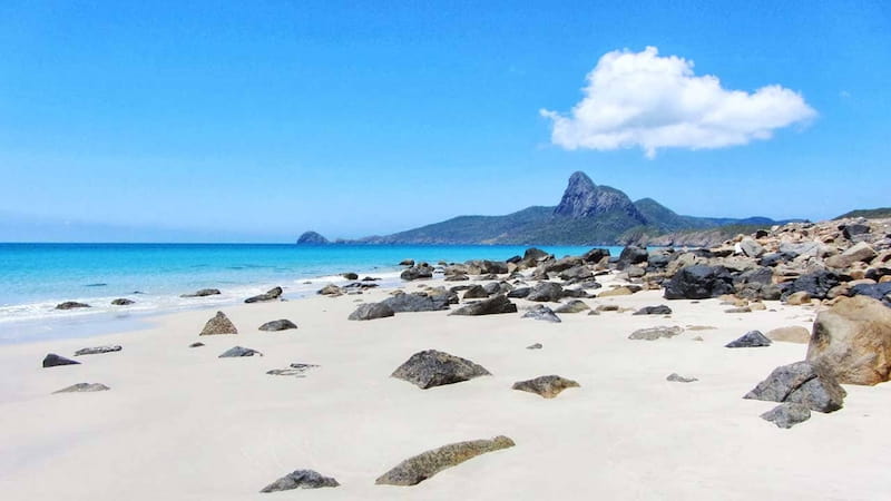 Bãi cát trắng mịn tại đảo Cô Tô
