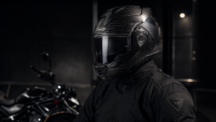 biker-doi-mu-bao-hiem-carbon-tai-khong-gian-trung-bay-moto biker-doi-mu-bao-hiem-carbon-tai-khong-gian-trung-bay-moto