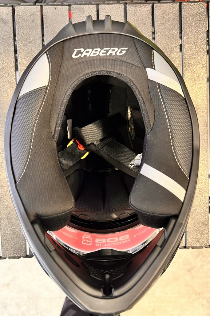 Thiết kế dây đai luồn ống nước (Hydration tube)