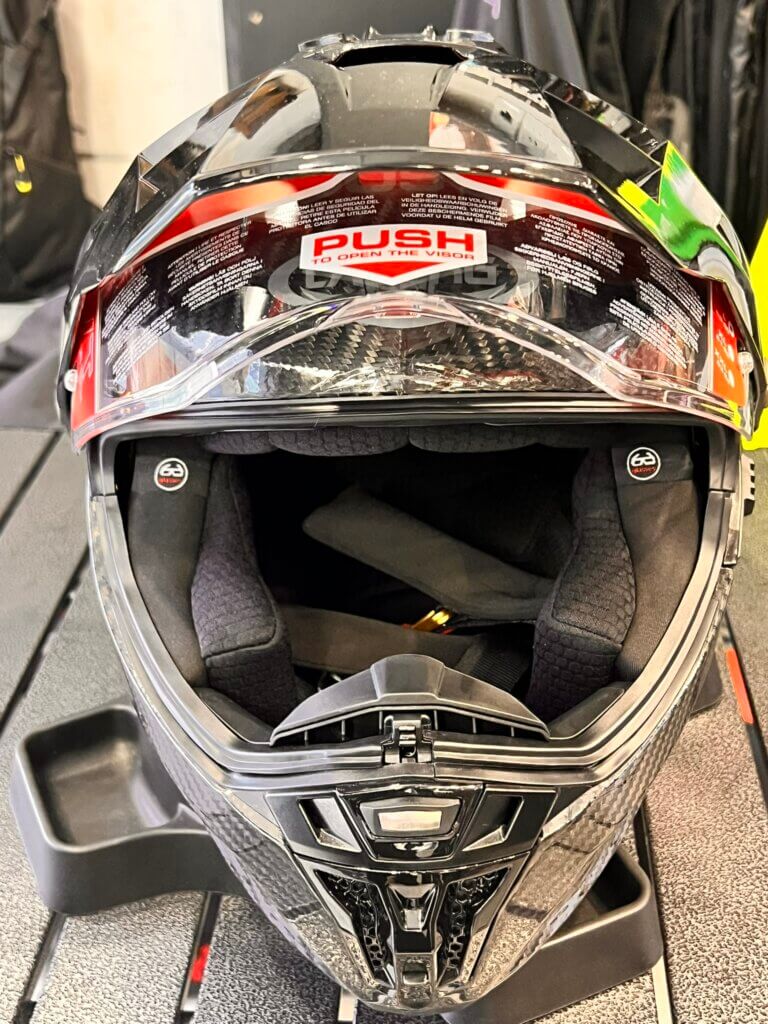 Hỗ trợ đeo kính cận/kính mát