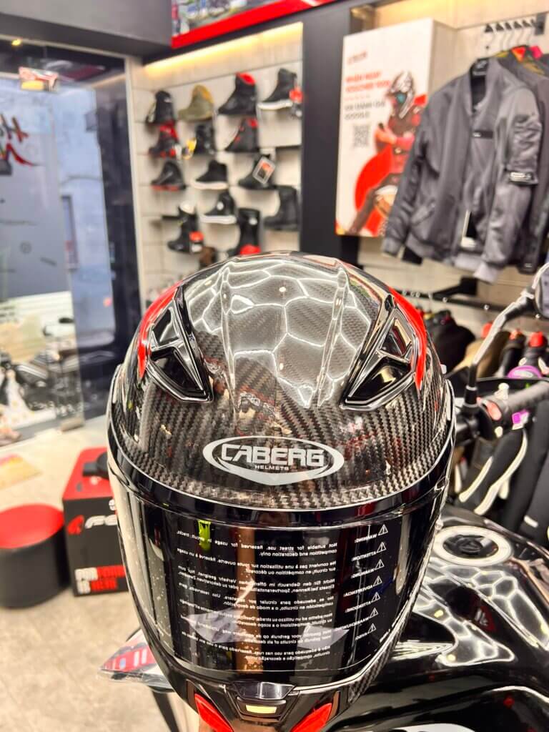 2 cửa gió đỉnh đầu đưa khí mát vào bên trong mũ.