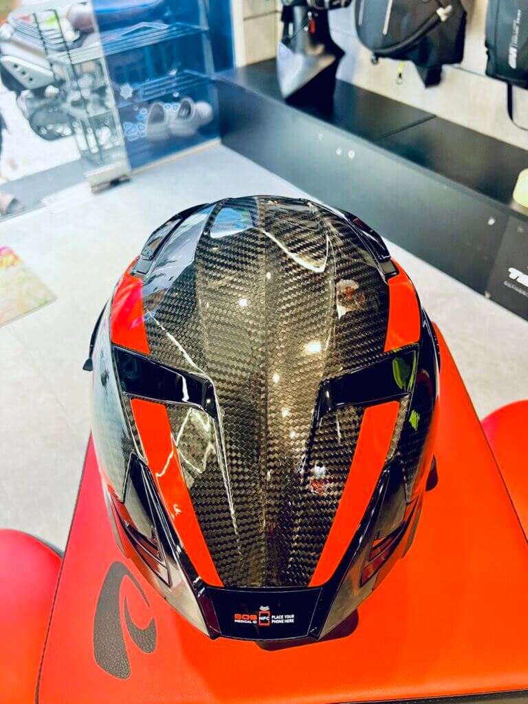 4 khe thoát gió phía sau giúp đẩy khí nóng và ẩm ra ngoài.