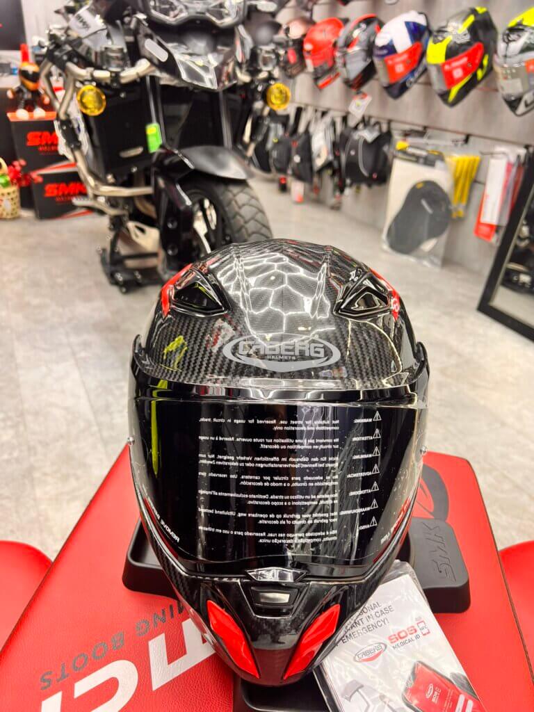 2 cửa gió cằm dẫn khí trực tiếp lên mặt trong kính, giảm mờ kính.