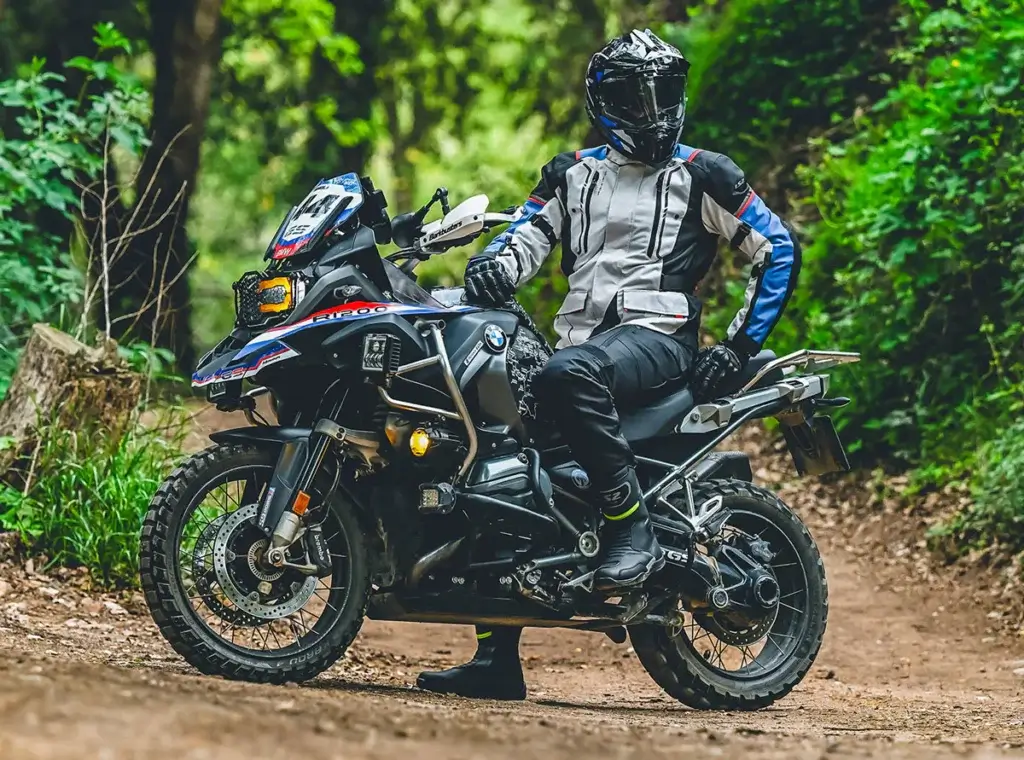 Được trang bị giáp hông + gối chuẩn CE Level 1