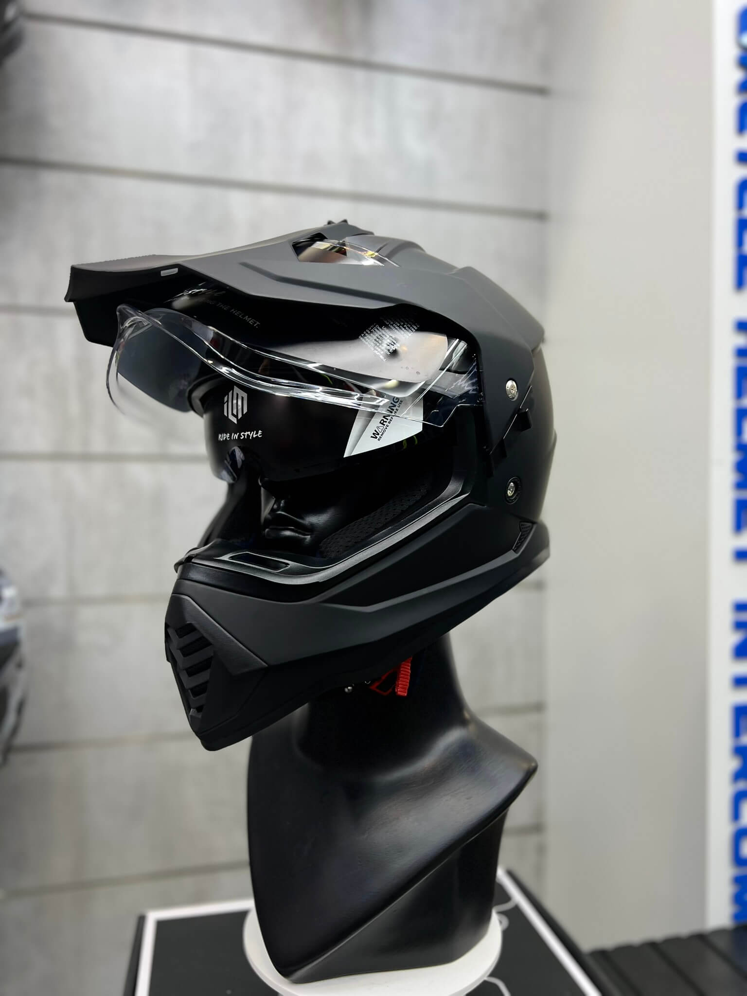 ILM Dual Sport WS-902 được trang bị 2 kính hỗ trợ tầm nhìn hiệu quả ở mọi điều kiện thời tiết ILM Dual Sport WS-902 được trang bị 2 kính hỗ trợ tầm nhìn hiệu quả ở mọi điều kiện thời tiết