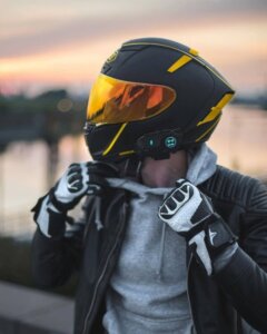 Cách chọn tai nghe gắn mũ bảo hiểm phù hợp nhu cầu sử dụng