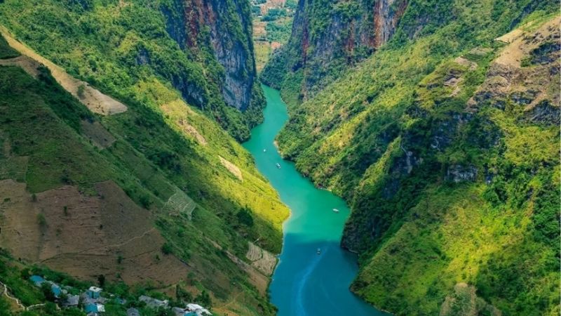 Song-Nho-Que-hanh-trinh-kham-pha-thien-nhien-hung-vi