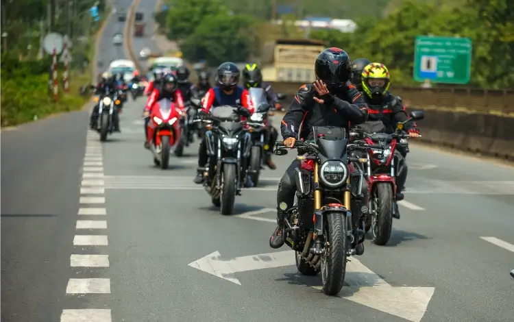 biker-di-theo-nhom-su-dung-tai-nghe-de-giu-lien-lac biker-di-theo-nhom-su-dung-tai-nghe-de-giu-lien-lac