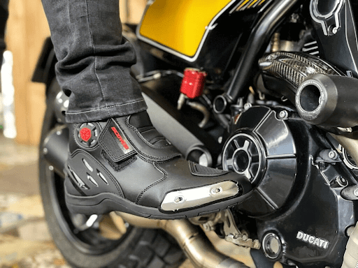 tim-hieu-loai-giay-danh-cho-dan-biker